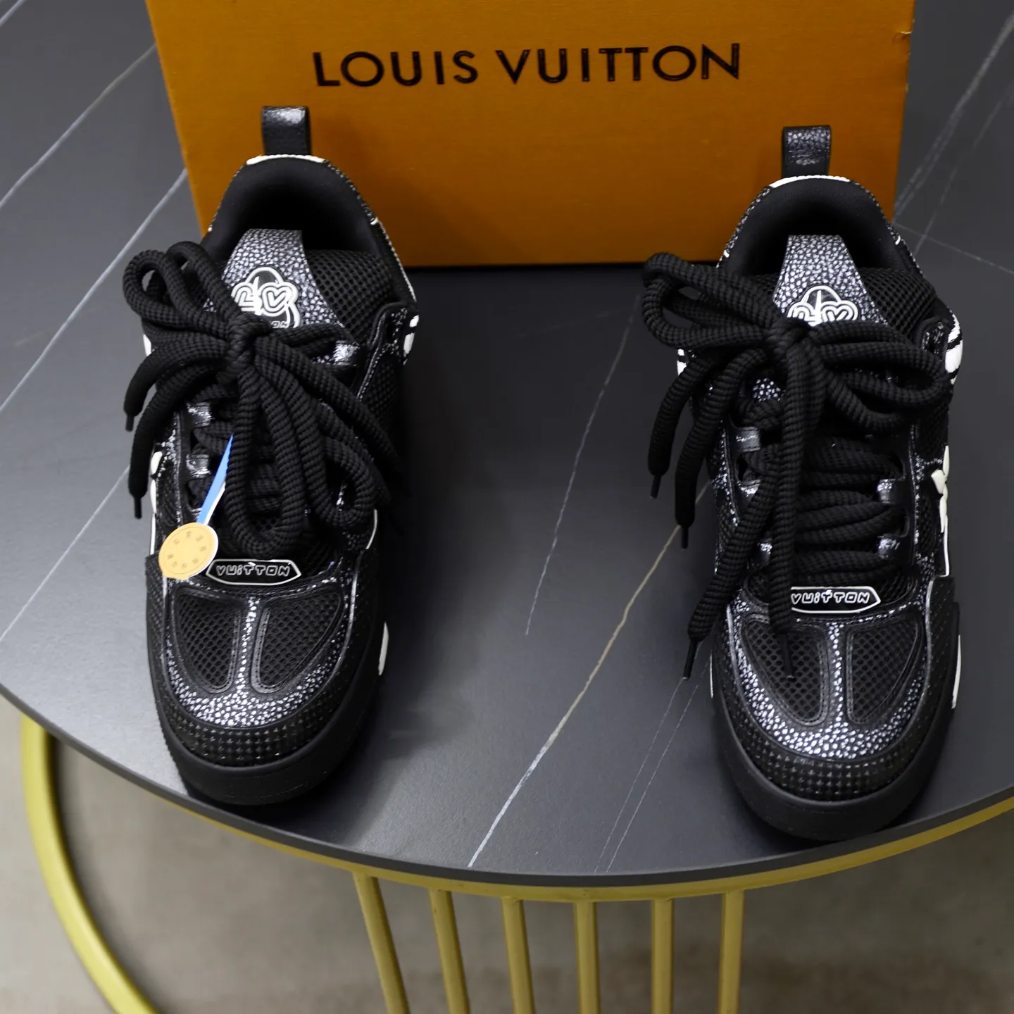 Ex-factory price: 860💰LV Couple👫Louis Vuitton TRAINER sneakers classic Louis Vuitton men's artistic director Virgil Abloh picked inspiration to create this LV Trainer sneaker. Yingze crystal inlays present a colorful effect. VS can be matched with two gorgeous effect colors. The LV letter logo badge on the tongue is gorgeous and noble. The LV letter is decorated on the side. The outsole is decorated with a Monogram flower pattern. It shows the trend of elegance and nobility! Men's and women's models: 35-46